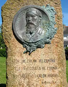 Monument à Narcisse Quellien (1912, détail), La Roche-Derrien, place du Pouliet,.