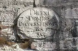 Médaillon portant l’inscription DILEXI DOMINE DECOREM DOMUS TUAE (Seigneur, j’ai aimé le séjour de ta maison) première partie du verset 8 du Psaume 26 de David