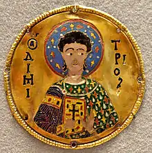 Saint Démétrius. Médaillon provenant du cadre d'une icône représentant saint Gabriel, au monastère Djoumati (Géorgie). Or et émail cloisonné, Constantinople, v. 1100.