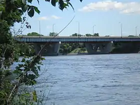 Le pont Médéric-Martin au-dessus de la rivière des Prairies.