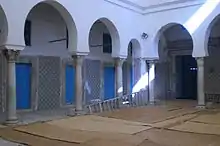 Un des portiques de la médersa de la mosquée des Teinturiers.