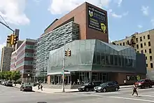 Photographie couleur du Medgar Evers College à Brooklyn.