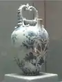 Biberon Medicis v.1585/87. Une imitation de porcelaine chinoise faite en Italie. Musée du Louvre