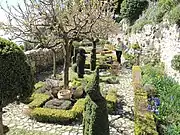 Le jardin médiéval au pied du château de Sainte-Agnès.