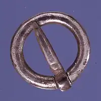 Broche médiévale en argent (l'épingle est fixe).