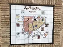 Photographie d'un plan de la médina de Kairouan en céramiques, montrant la muraille qui l'entoure, ainsi que les principaux édifices et monuments de la vieille ville, dont la Grande Mosquée. Le tracé des remparts est en noir, tandis que les bâtiments et monuments les plus importants, sont en vert.