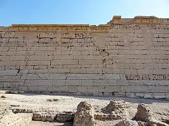 Mur de la grande enceinteCalcaire. Bas-reliefs en creux