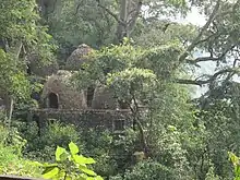 Salles de méditation à l'ancien ashram de Maharishi Mahesh Yogi, maintenant en ruines. Ce site respecte les lois du Vastu.