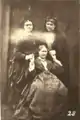 Mrs Tebb (gauche), Georgiana Houghton (centre), Agnes Guppy-Volckman (droite)