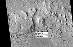 Strates de la formation de Medusae Fossae vues le 9 janvier 2008 par l'instrument HiRISE de MRO, dans le quadrangle d'Aeolis par 2,1° S et 148,8° E .