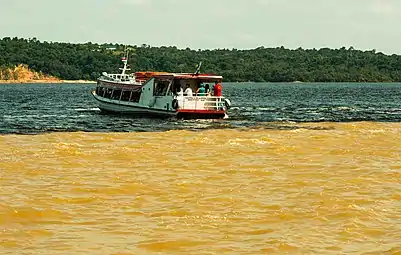 À Manaus (Brésil), après le confluent entre les rios Negro et Solimões, leurs eaux de couleurs très différentes (noire pour le premier, d'où son nom, et jaune pour le second) mettent longtemps à se mélanger (150 km !), et c'est une attraction touristique.