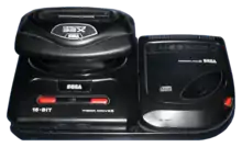 Photo d'une Mega Drive II, associée à la 32X sur le dessus et au Mega-CD à sa droite