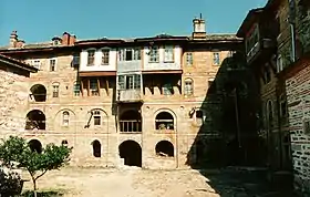 Photographie du bâtiment principal d'un monastère.
