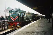Un train arrive dans la gare de Rawalpindi.