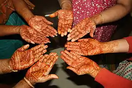 Mehndi sur des mains.