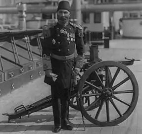 Commandant ottoman devant une mitrailleuse Nordenfeldt, après 1873.