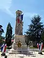 Le monument aux morts devant la mairie (juin 2012).