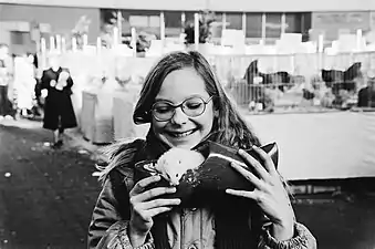 Jeune fille avec un hamster dans un sabot, Amsterdam, 1979, Anefo