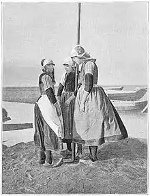 Jeunes filles en costume local, 1906