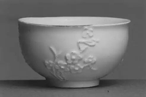 Une tasse fabriquée à la manufacture de porcelaine de Meissen, Allemagne, ca. 1725-1730. Bien que connue de longue date en Chine, la technique de fabrication de la porcelaine véritable ou à pâte dure n'a été redécouverte en Europe qu'au cours des expériences de JF Böttger à Meissen au début du XVIIIe siècle. Cette petite tasse en porcelaine à décor appliqué de prunus ou de fleurs de prunier reflète l'influence d'un prototype de porcelaine chinoise "Blanc de Chine".