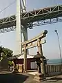 Un torii situé sous le pont Kanmon.