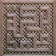 Kufi géométrique du medersa Bou Inania de Meknès; le texte dit en arabe : baraka muḥammad,بركة محمد, bénédiction sur Mahomet.