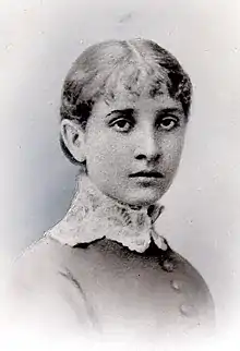 Photographie en noir et blanc de trois quarts face d'une jeune femme (Mel Bonis).