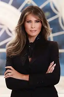 Portrait officiel de Melania Trump en tant que Première dame des États-Unis en 2017.