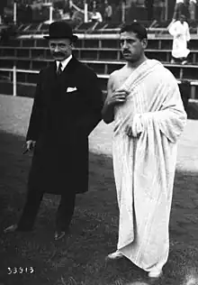 Un homme en costume à gauche et un athlète à droite