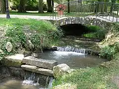 Le ruisseau des Cloux traversant le parc du château à Melin.