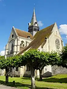 Photo d'une église de style gothique sur montée d'un clocher.