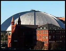 Vue extérieure du Mellon Arena derrière une église.