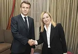 Poignée de main entre Giorgia Meloni et Emmanuel Macron à l'occasion d'une rencontre internationale, 23 octobre 2022