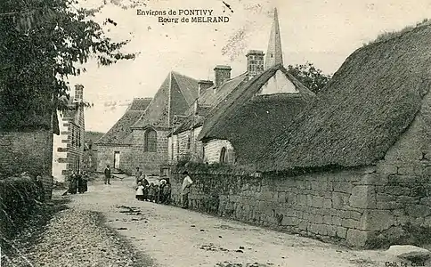 Une rue du bourg de Melrand au début du XXe siècle (carte postale Le Cunff).