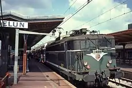Une locomotive BB 8500 tractant un train de banlieue en 1984.