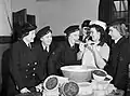 Le personnel du Women's Royal Naval Service goûte les Christmas puddings de 1942 à Greenock (19 décembre 1942).