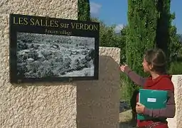 Le mémorial de l'ancien village des Salles-sur-Verdon.