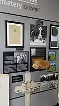 vitrine dédiée au cimetière militaire britannique de Ranville