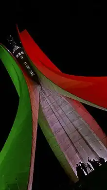 Mémorial du Martyr de nuit aux couleurs du drapeau national algérien