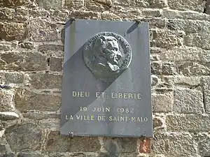 Plaque commémorative placée sur l'hôtel de ville de Saint-Malo en 1982.