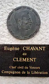Portrait en médaillon. Sur marbre noir : Eugène Chavant dit Clément, chef civil du Vercors, Compagnon de la Libération