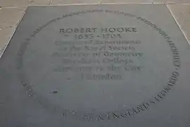 Mémorial Robert Hooke, à la base de la colonne.