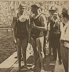 photographie noir et blanc : 2 hommes en maillot de bain