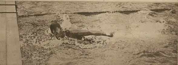 photographie noir et blanc : un homme dans l'eau touche le mur