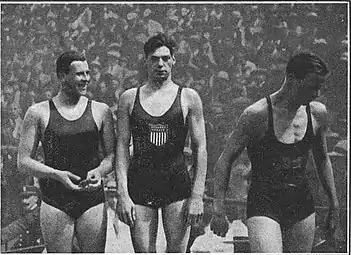 photographie noir et blanc : 3 hommes en maillot de bain