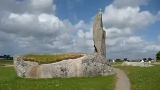 Brignogan-Plages : le menhir christianisé de Men Marz.