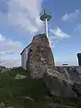 Le menhir de Men ar Groaz, à l'entrée du port de Lesconil. L'îlot sur lequel il se trouvait est à présent relié au continent