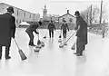 Hommes jouant au curling en Ontario en 1909.