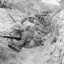 Photo en noir et blanc de soldats dans une tranchée.