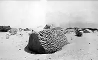 Blocs de schiste creusés par le souffle de sable près de la station de Palm Springs, dans le désert du Colorado, Comté de Riverside, Californie (Mendenhall, 1905).